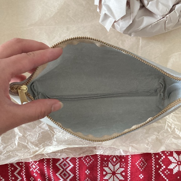 Portland Leather Utility Bag - Picture 4 of 7